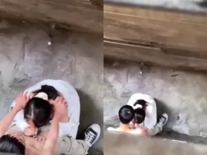 Quay lén nữ học sinh bú cậu bé anh người yêu ở khe nhà