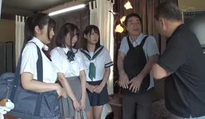 Thất nghiệp, ông bố khốn nạn dẫn 3 bé yêu đi bán dâm