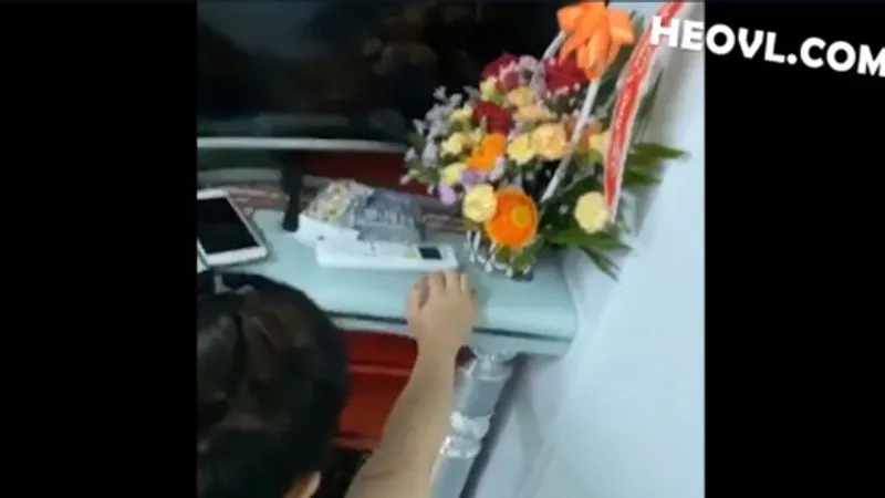 Không chịu đi tắm vì dâm đãng quá cần đụ luôn !